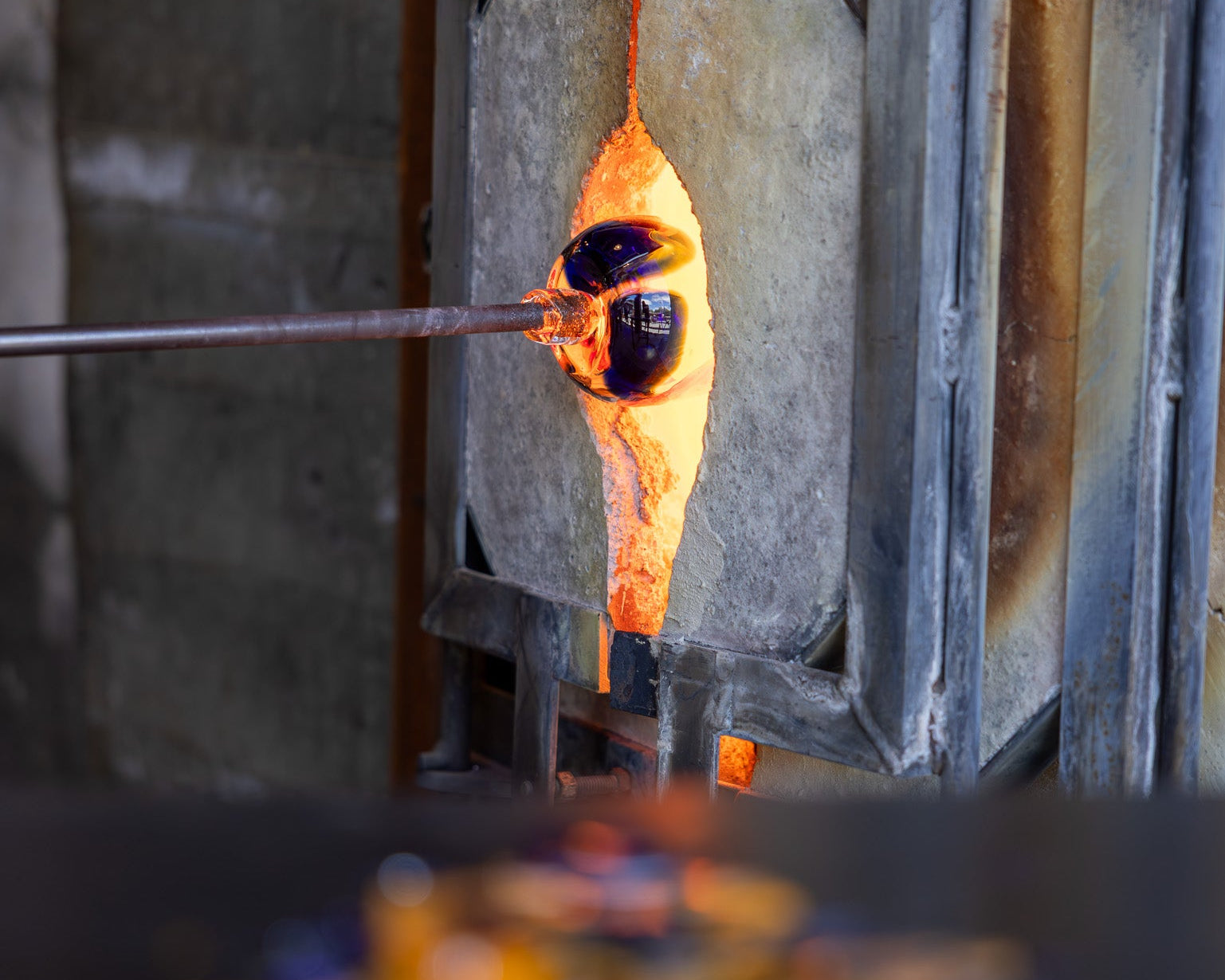 Glassblowing process with molten glass
